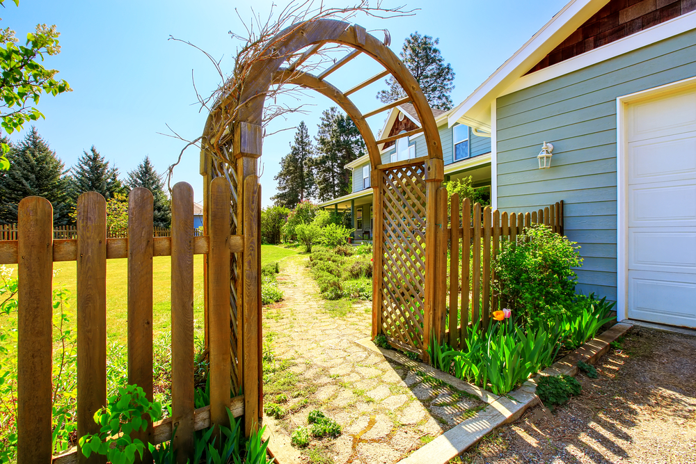 spring landscaping ideas wooden arbor 